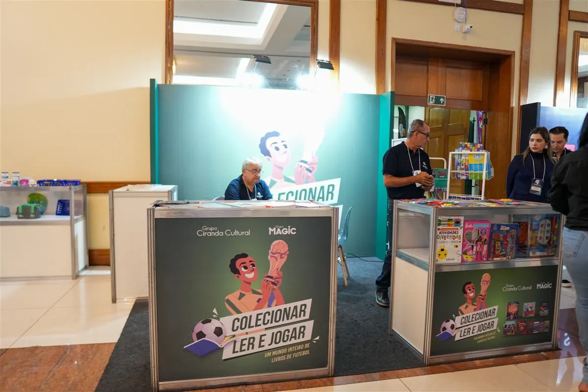 Visitantes em estande da feira